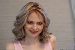 pornstar merda whiskey blonde babe 250x167