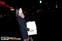 pornstar yiki attractive newbie chick works up threesome of fellows 250x166